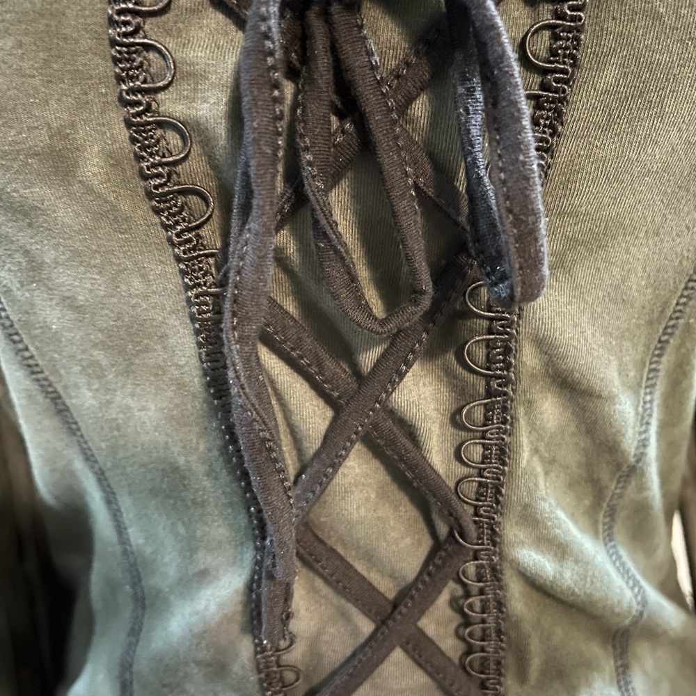 NWOT Thorn & Fable Cold-Shoulder Lace-Up Crop Top in Olive Green - Picture 4 of 6